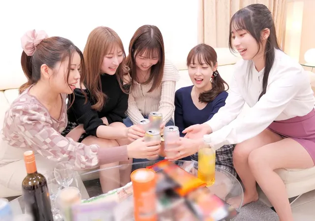 美月の家でママ友会をして… ママ友会していたらレズ王様ゲーム→女王様ゲームに!