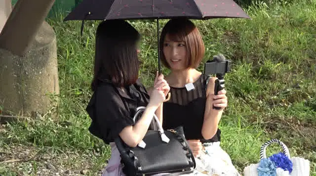 女の子同士でこっそりいち… ＃はじめての＃レズキスは＃阿部乃みくと＃野外で
