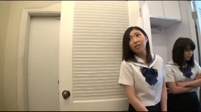 制服・パンティ・白ソック… 集団JK天真爛漫 臭気虐め