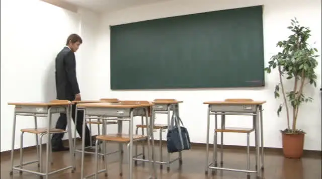 無人の教室でコッソリ女子… カリスマGALのM男限定！やられたい願望叶えます3