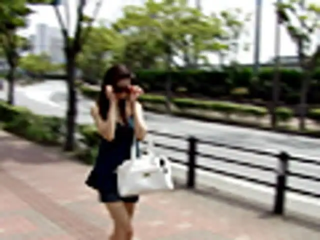 街角で美しいセレブな女性… セレブな美人妻はM男を虐めていてもチ○ポ好き