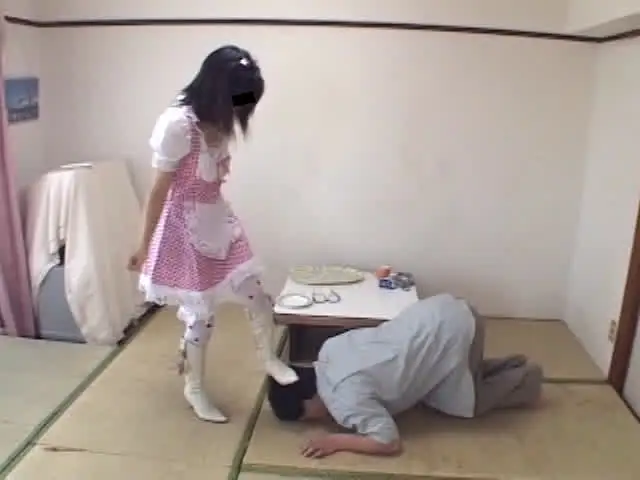 彼女はメイド喫茶店員で1… オタクをお立ち台にして萌えポーズを決める童顔メイド
