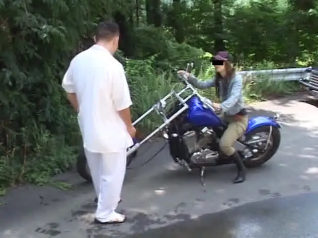 彼女は薬剤師専門学校に通… バイクとブーツで徹底的に懲らしめるバイカー女王様