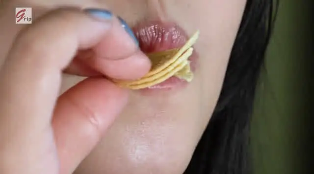 女の子の咀嚼音や食材フェ… 食材フェラ咀嚼ASMR！舐め噛み接写と咀嚼餌付けランチ