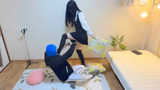腹減った…今日は両親が出… 妹と兄弟喧嘩！電気アンマを掛けられ逝かされてしまう