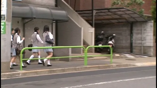 スクールゾーンを登下校す… スクールゾーン電マ クリトリスを刺激され漏らす○学生
