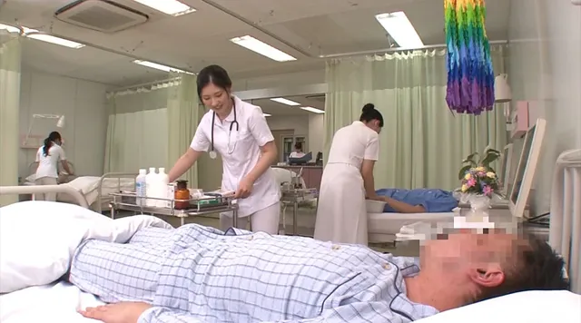 勃起チンポを見ても動じな… 看護師さんの前で勃起を見せつけたらSPECIAL1