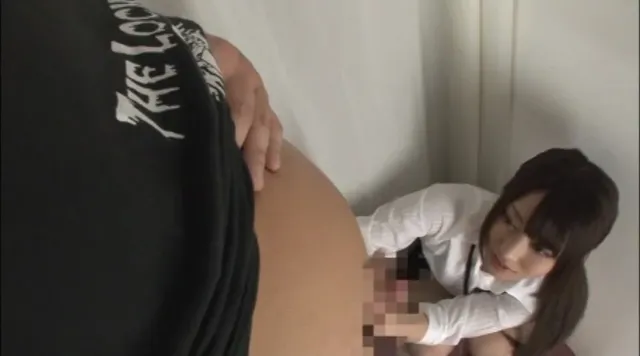 大胆不敵な男性客が強引に… フル勃起チ●ポを見て興奮しちゃった女性販売員