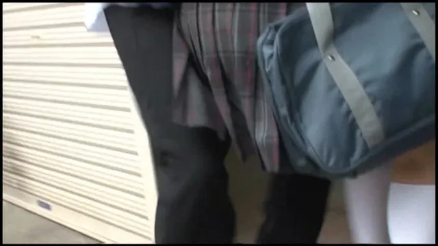 突然2人組の男子校生に襲… 媚薬を塗った手錠の鍵はマ●コの中