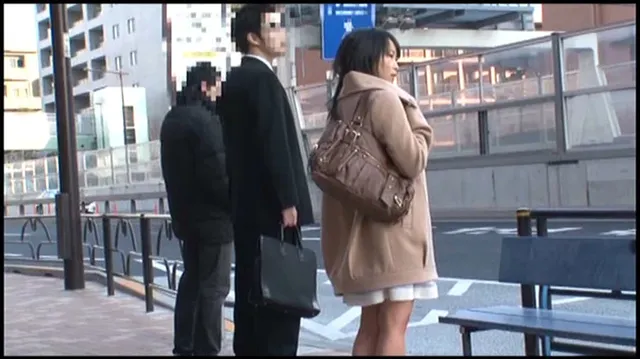 満員のバス車内でひときわ… 満員バスで乳揉み痴○され感じてしまった巨乳女