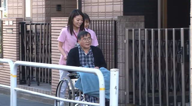 親の介護で頼んだヘルパー… 介護ヘルパーの大きな尻に浮き出る透けパンに発情した俺