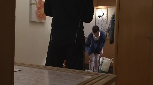 雇われた男に弱みを握られ… 羞恥家事を義務付けられた裸の家政婦
