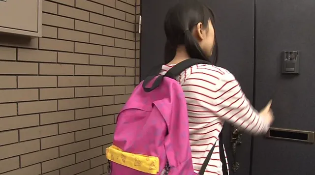 爆乳お姉さんにイタズラし… 爆乳のお姉さんにレズ悪戯するちびっこロ○ータ