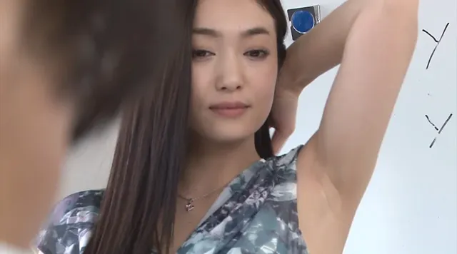 ノースリーブの美人講師が… 進学塾の美人講師の腋に発情しちゃった俺