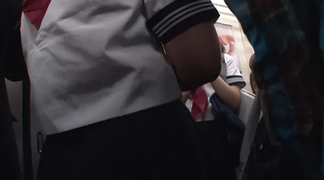 近くに友達がいるのに痴○… 痴○を見てもされても何も言えないうぶな女子○生
