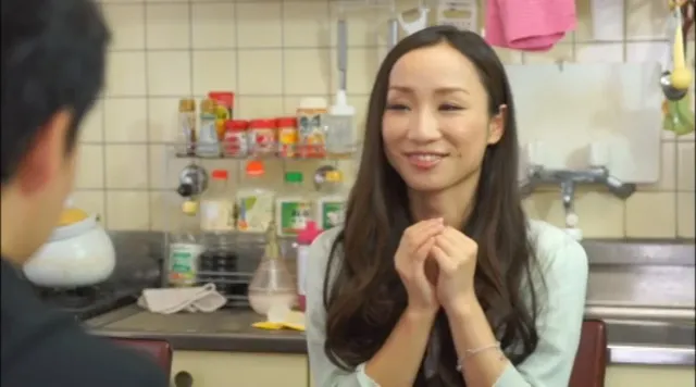 目の前の女性が無防備にう… 無防備すぎる太ももに性欲を抑えきれなくなる近親者