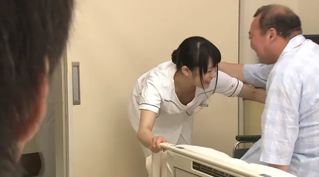 入院中に若くて可愛いナー… 胸チラしているのに気付かず働く担当看護師