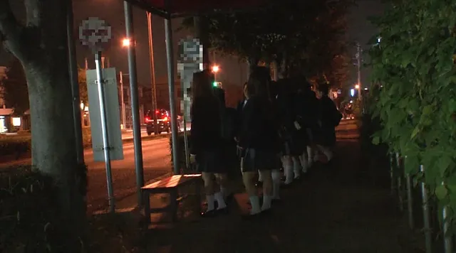 登下校する女子○生だらけ… 登下校中に腰をフリ通学バスSEXにハマる女子○生