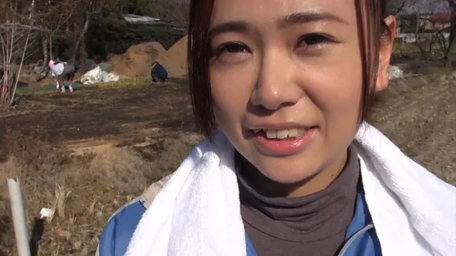 田舎生まれ田舎育ちの人妻… 股開く農家の嫁 丘野さくら 32歳 AV Debut