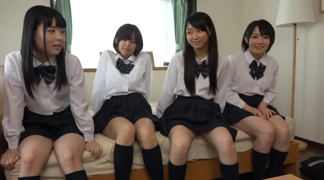 クラスメイトが勉強を教え… クラスメイトのパンチラがすぐそこに。