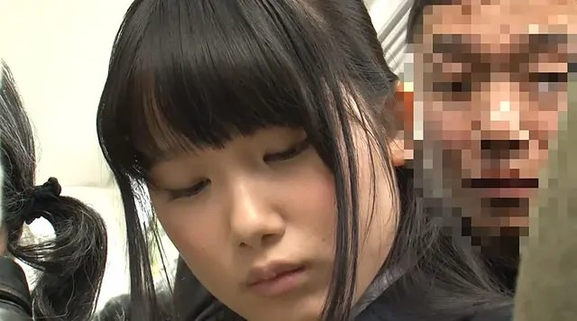満員電車で抵抗する素振り… 黒髪女子○生を痴○してイカセたらセックスを求めてきた