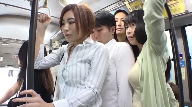 人妻たちで満員の路線バス… 男子校生が乗り込んだバスは人妻だらけ！2