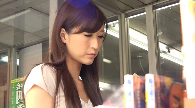 本屋でH本を見つけてムラ… 本屋で男子学生にエロ本見せつけたイケない人妻。