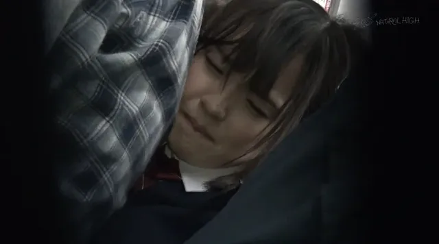 通学電車で痴○に遭遇した… 腰をひねり絶頂を拒み続ける女子○生の失禁がまん顔