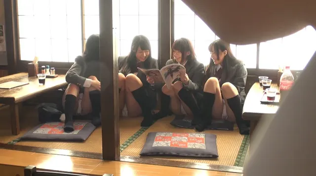 同級生の定食屋の息子の店… パンチラしまくるので勃起が止まらなくて困ってます