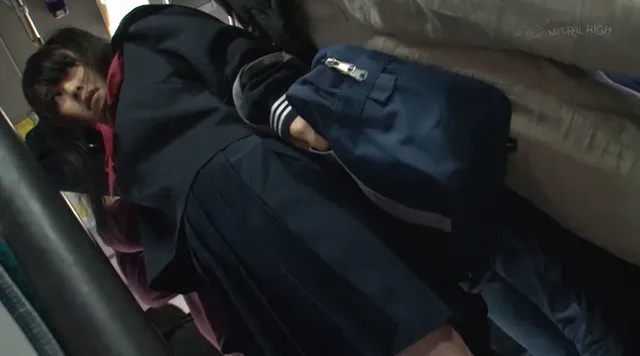 満員バスで一際目を引く大… 満員バスで制服越しに乳揉み痴○される巨乳女子○生