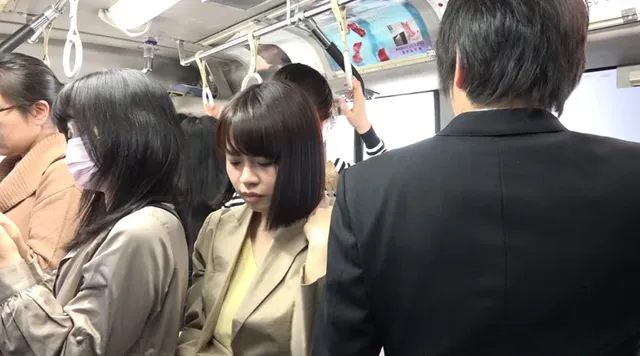 乗車したバスは通勤中のO… 通勤バスは満員で目の前には黒パンストのOLだらけ！8