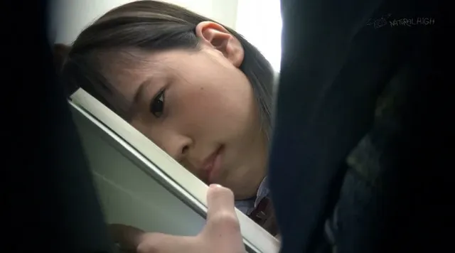 通学電車で痴○師に狙われ… 腰をひねり絶頂を拒み続ける女子○生の失禁がまん顔2
