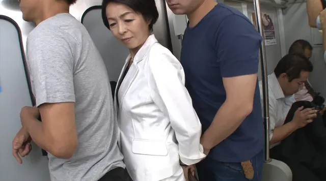「あんなに怖かったはずな… 人妻痴○電車～さわられた五十路母～ 藍川京子
