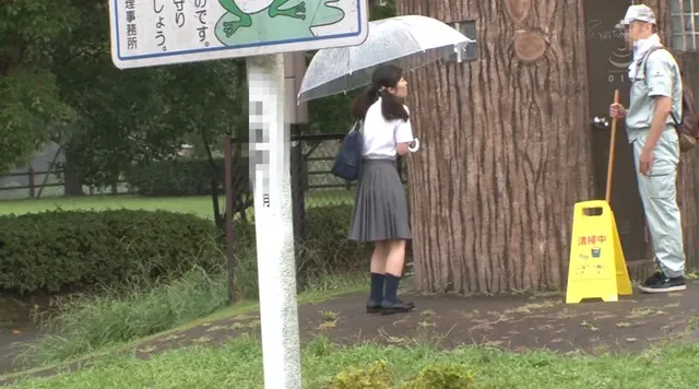 トイレが使えずに野外でオ… リードを引っ張られガニ股でイキ漏らすJK2