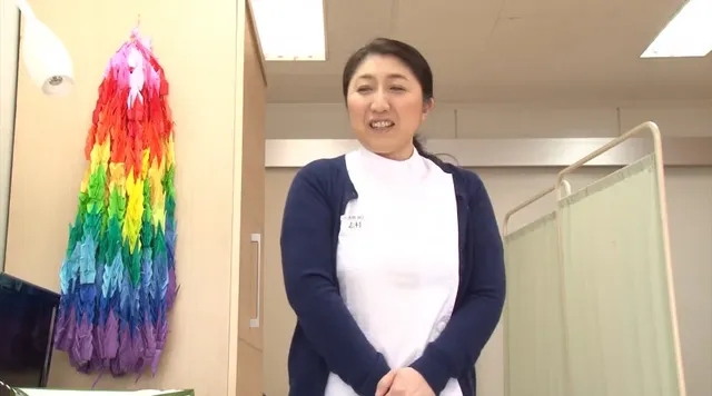 両手を怪我してしまい義母… 義母が病院の婦長をしているので入院して近●相姦2
