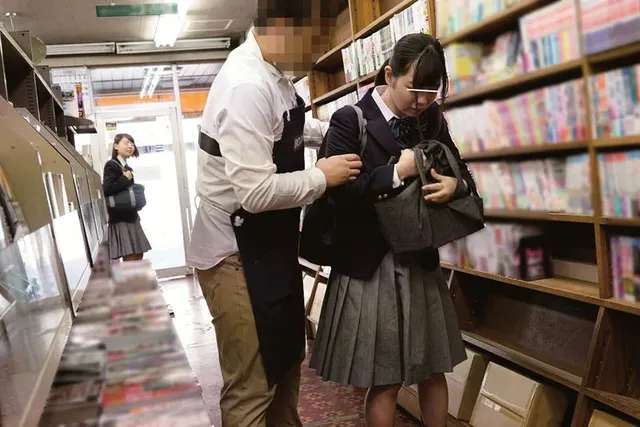 万引きを働く女子○生を事… 万引きした女子●生に立てなくなるほど潮吹き身体検査2