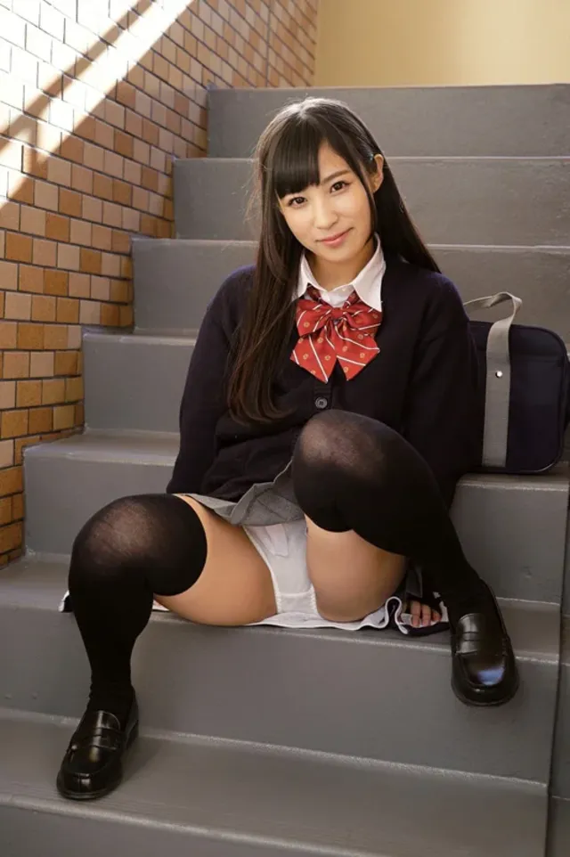 毎朝見かける女子○生の、… 毎朝見かけるニーハイ太ももパンチラ女子○生3