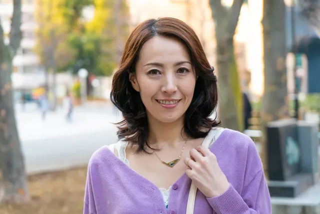 「誰にも相談できない悩み… 貞操を守り続けたレア妻が本気の不倫！密着セックス