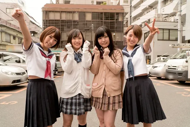【ガチンコ童貞×制服美少… あなたの自宅で4人の美少女が突撃ハーレム筆下ろし♪