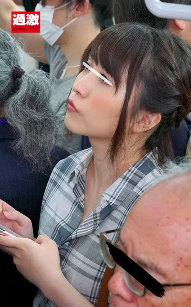 痴○を拒む女のブラジャー… 痴○師に服の中で乳首をイジられ抵抗できない美乳女