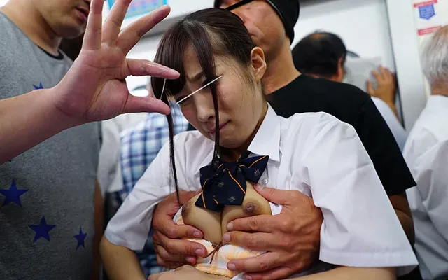 混み合う電車内でターゲッ… 上下同時痴○2 乳首とマ○コを同時責めされイキ墜ちる女