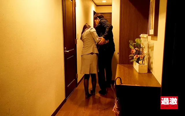 つい酒を飲みすぎた年下の… イクまでおじさん部下にアナルを舐められ続けた女上司