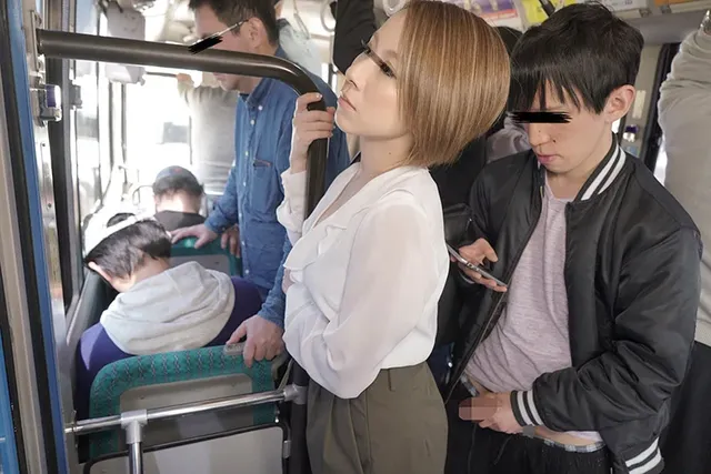 電車やバスで本当に出来心… 痴○した少年を精子が出なくなるまで射精させる痴女1