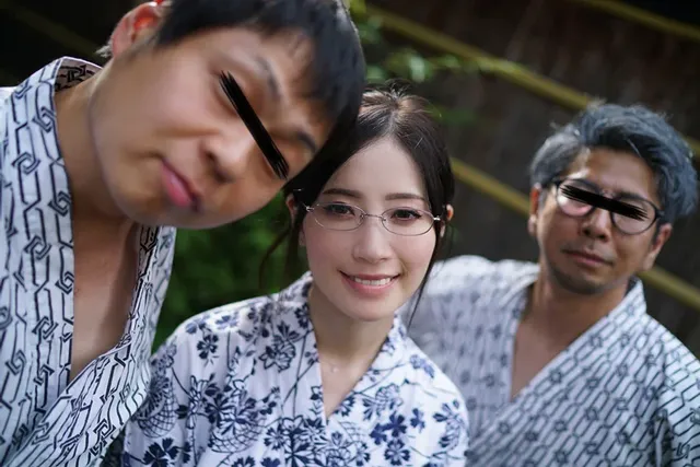 家族3人で旅行に出かけた… 性欲が強すぎる義母は絶倫息子の生挿入も拒まない
