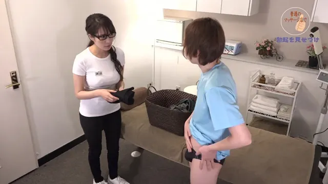 普通のマッサージ店で働い… 普通のマッサージ店でフル勃起チンポを見せつけたら…。