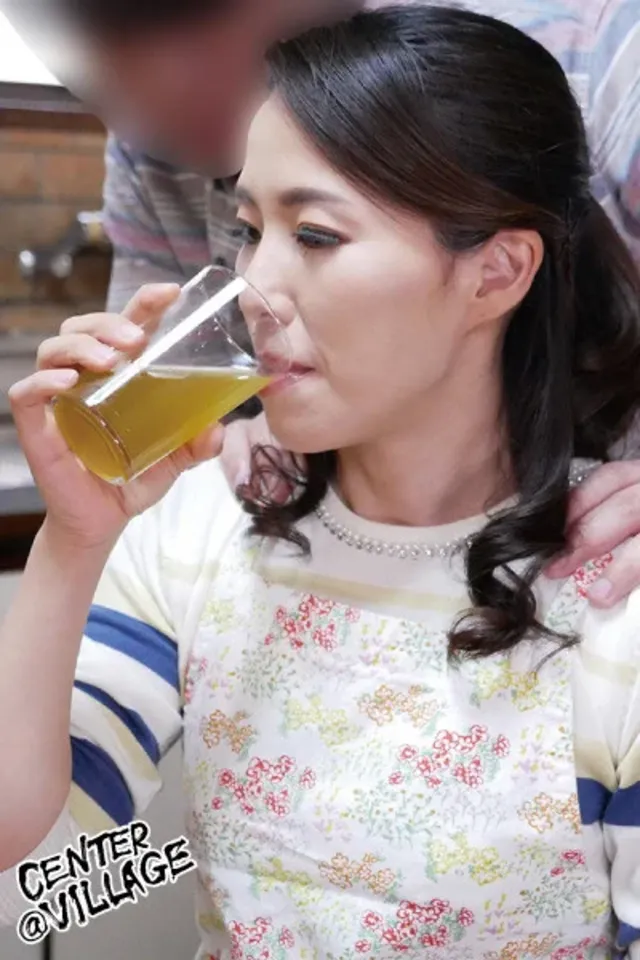 これを飲ませたら女は簡単… 母に媚薬を飲ませたら… 水野優香