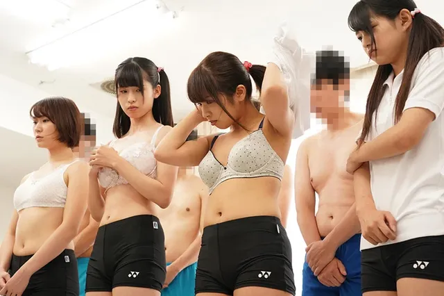 男子がエロい視線で凝視し… 羞恥！青少年男女混合全裸体力測定2019