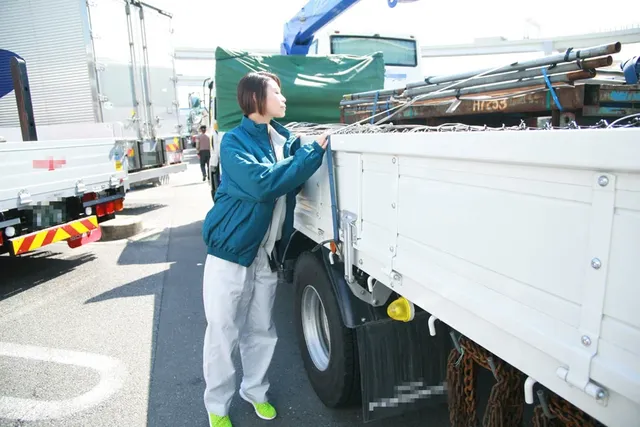 ドライブインで休憩中の女… 女性トラック運転手を性感マッサージでイカせてみた4