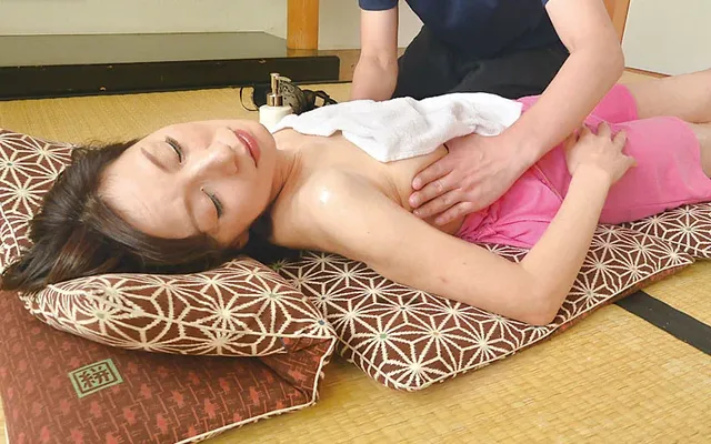 妻が入院でしばらく家を空… 富士宮から上京した嫁の母が…五十路義母 磯山恵 55歳