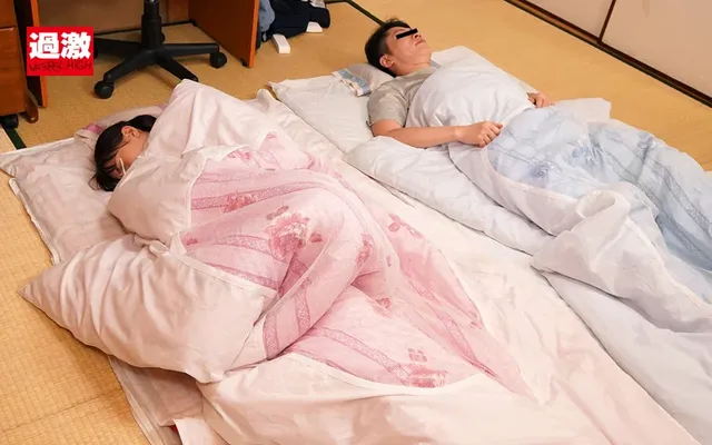 隣で寝ている妹が真夜中に… 妹が布団の中で丸まってオナニーしていて堪らない…